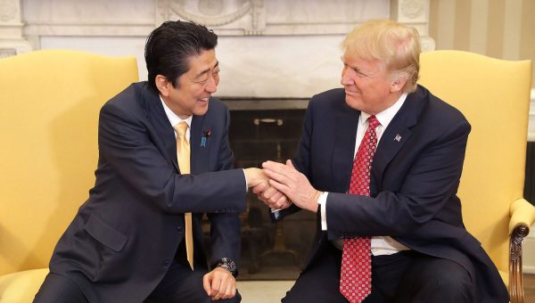Trump fait pression sur le premier ministre du Japon pour qu’il accorde une licence de casino à Sheldon Adelson